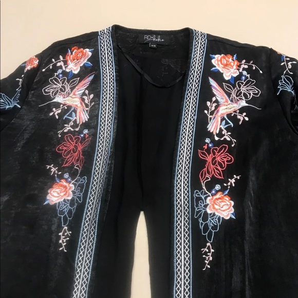 Beautiful embroidered kimono - Picture 5 of 8